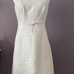 Sleeveless dress. Off white.